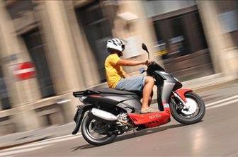 Aprilia sportcity cube 300 black line