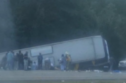 Grozljiva nesreča avtobusa: zapeljal v jarek, več mrtvih