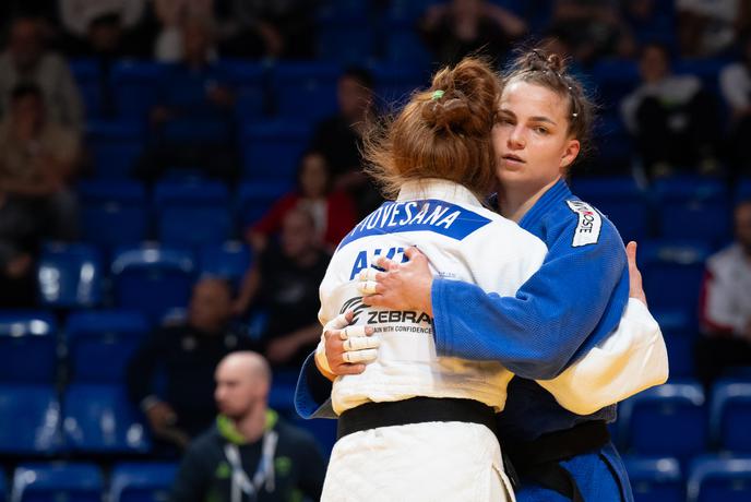 Kaja Kajzer padla 17 sekund pred koncem borbe