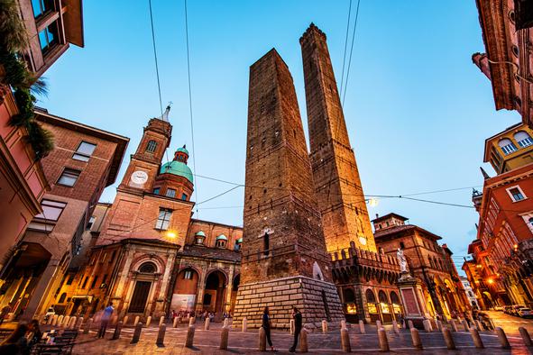 Poševnemu stolpu v Bologni grozi, da se bo zrušil #video