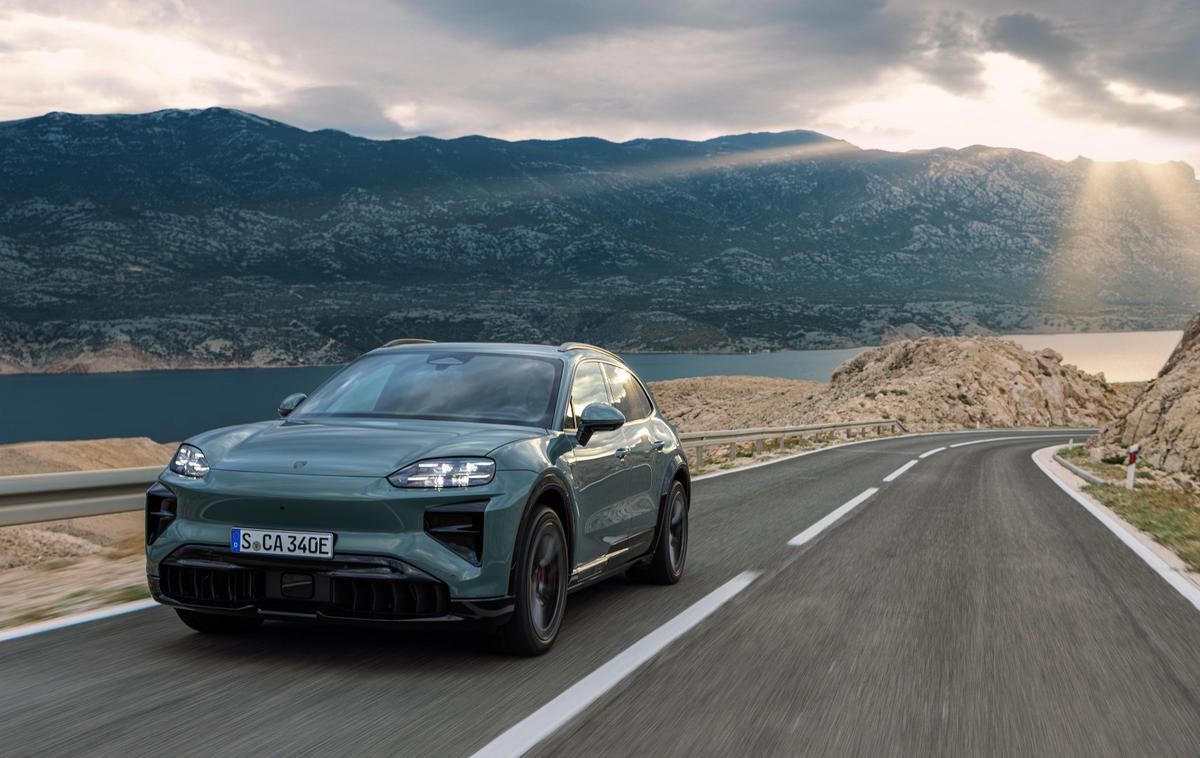Porsche cayenne electric | Porsche je za fotografije novega cayenna izbral dobro znano cesto na hrvaškem otoku Pag. | Foto Porsche