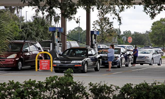 Tudi na bencinskih črpalkah so pred orkanom vrste še daljše.  | Foto: Reuters