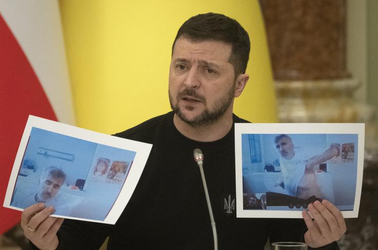 Pred dvema letoma so po svetovnem spletu zaokrožile fotografije vidno shiranega in bolehnega Sakašvilija iz bolnišnice v Gruziji. Delil jih je tudi ukrajinski predsednik Volodimir Zelenski.  | Foto: Guliverimage