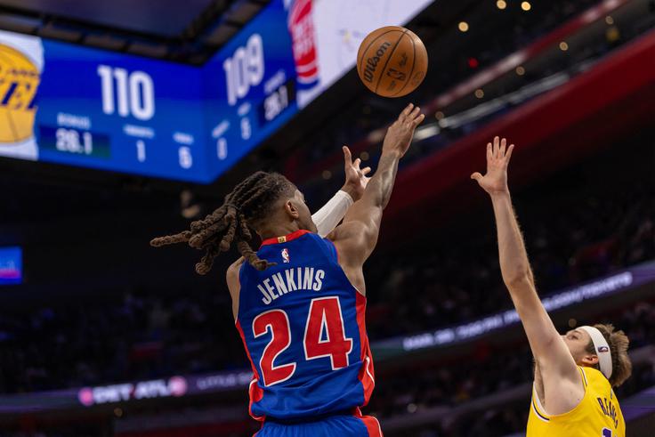 Tako je Daniss Jenkins v zadnji minuti srečanja zadel "čez" Austina Reavesa za vodstvo s 111:110. S 30 točkami je dosegel strelski rekord kariere. | Foto: Reuters