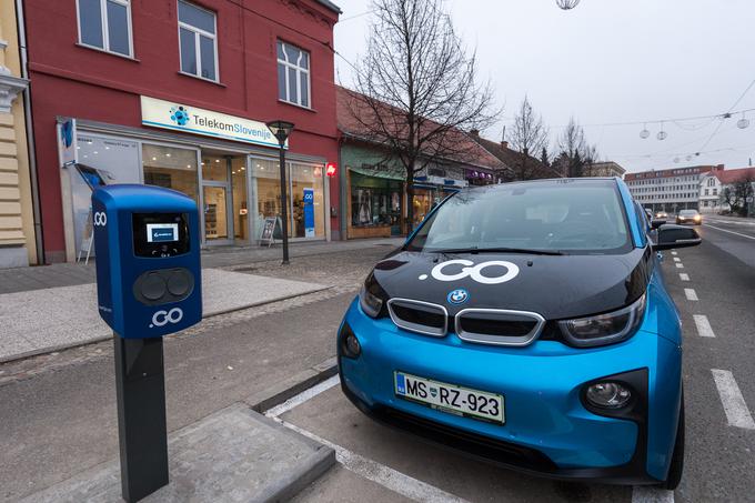 Električni BMW i3 z novo baterijo v središču Murske Sobote, ki je danes sprejela sistem souporabe električnih avtomobilov Avant2Go. | Foto: Avant2Go