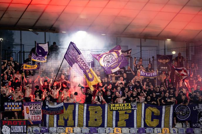 NK Maribor, navijači, viole | Zaradi nešportnega in neprimernega vedenja navijačev bodo morali vijoličasti v blagajno NZS prispevati 2900 evrov. | Foto Jure Banfi