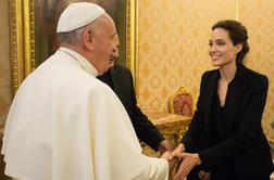 Angelina Jolie in papež Frančišek skupaj v kinu (video)