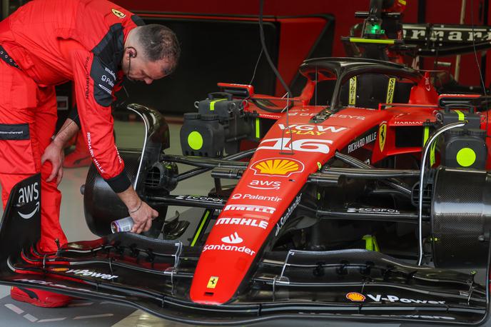 VN Bahrajna Charles Leclerc Ferrari | V Ferrarijev motor v Leclercovem dirkalniku so namestili novo elektronsko kontrolno enoto (ECU). | Foto Guliver Image