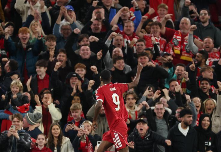 Alexander Isak je dosegel prvi zadetek v dresu Liverpoola, trener Arne Slot pa mu je namenil igranje le v prvem polčasu. Nato ga je v napadu zamenjal Hugo Ekitike | Foto: Reuters