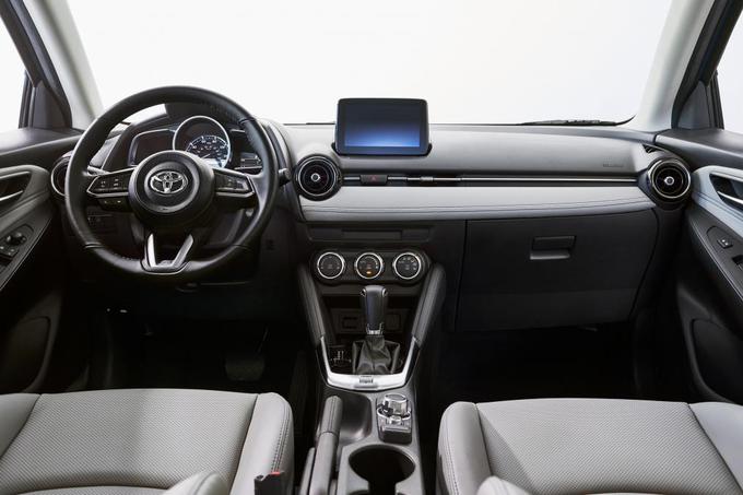 V notranjosti je od mazde 2 drugačen le volanski obroč. | Foto: Toyota
