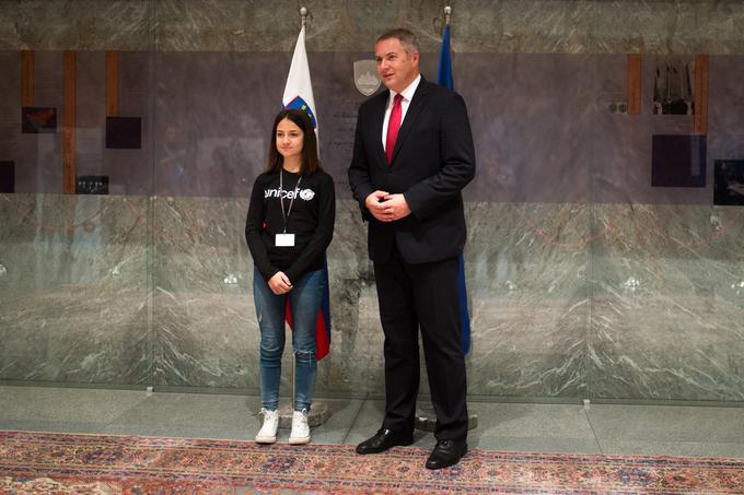 Poslance v državnem zboru sta ob mednarodnem dnevu otroka nagovorila mlada ambasadorka Unicefa Arja Ela Hvala in predsednik DZ Dejan Židan. | Foto: STA ,