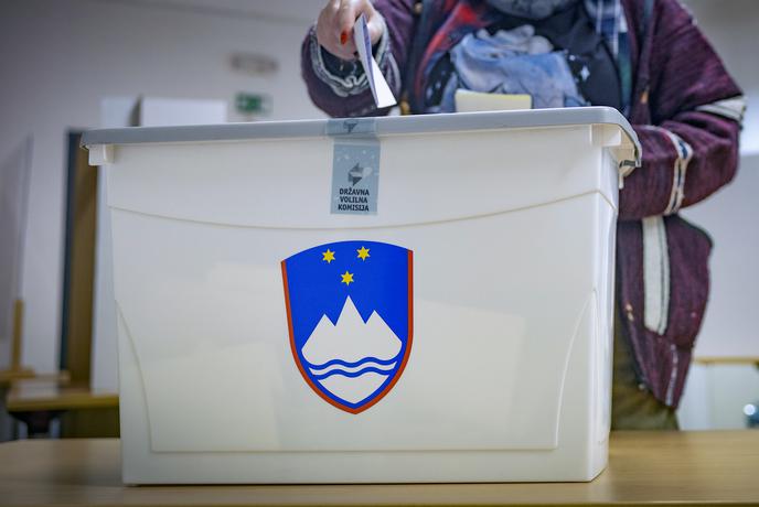 Znani so prvi neuradni rezultati referendumov #vŽivo