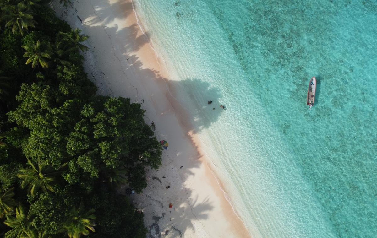 Tuvalu | Na otočju, ki obsega 26 kvadratnih kilometrov, je namreč povprečna nadmorska višina dva metra. Najvišji vrh meri komaj 4,6 metra. Tamkajšnje prebivalce zaradi podnebnih sprememb vse bolj ogrožajo tudi tropski cikloni in suše. | Foto Shutterstock