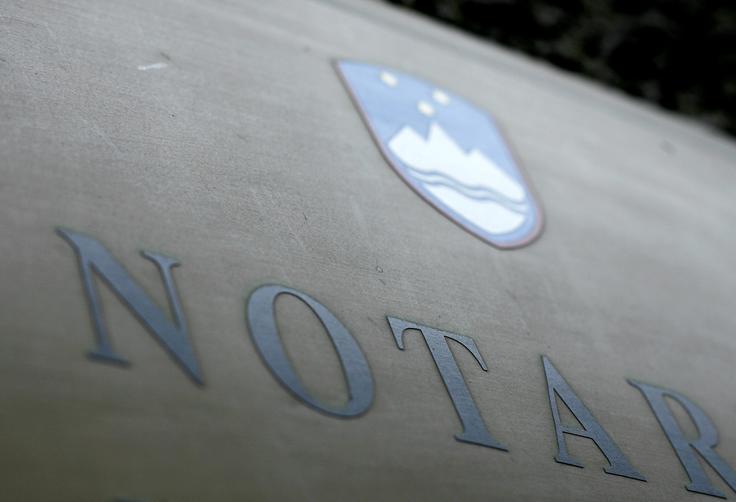 "Jasno oblikovana pogodbena določila, ki odražajo dejansko voljo strank, zmanjšujejo tveganje za nastanek kasnejših civilnopravnih sporov. Najvišjo stopnjo pravne varnosti v pravnem prometu strankam zagotavlja pogodba v obliki neposredno izvršljivega notarskega zapisa, ki predvsem upniku omogoča, da ob neizpolnitvi obveznosti dolg izterja neposredno v izvršilnem postopku. S tem se izogne dolgotrajnemu pravdnemu postopku in dokazovanju obstoja terjatve." | Foto: STA