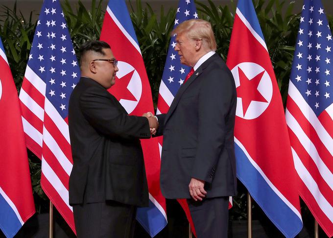 Zgodovinski stisk rok severnokorejskega voditelja Kim Džong Una in ameriškega predsednika Donalda Trumpa. Trump je prvi predsednik ZDA, ki se je kdaj srečal s severnokorejskim voditeljem. | Foto: Reuters