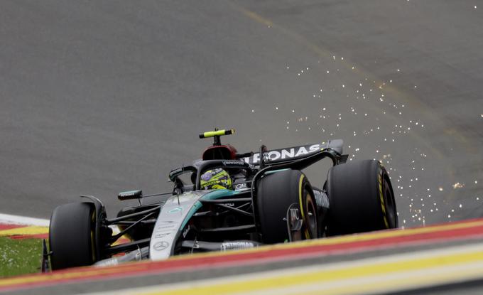 Lewis Hamilton je bil v petek sicer peti, a je zaostal skoraj sekundo. | Foto: Reuters
