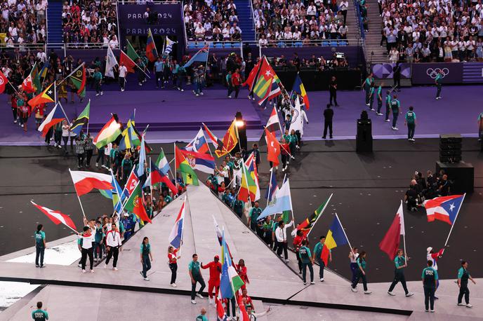 Pariz 2024, zaključna slovesnost | Slovensko zastavo sta na zaključno slovesnost prinesla Toni Vodišek in Pia Babnik. | Foto Reuters