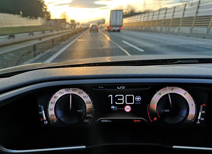 V majhnih državah, kot je Slovenija, je lastniški avtomobil za zdaj še vedno osrednji pogoj mobilnosti. To še posebej velja za ljudi zunaj Ljubljane. | Foto: Gregor Pavšič
