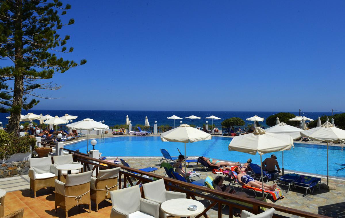 Grčija Kreta nemški turisti | Nemški turisti na počitnicah v Grčiji vse manj zapravljajo, kar je Grke začelo skrbeti. Na fotografiji: turisti na Kreti. | Foto Guliverimage