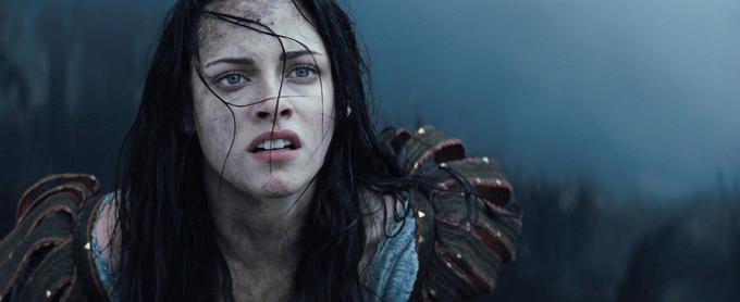 Kristen Stewart je v filmu upodobila Sneguljčico. | Foto: IMDb