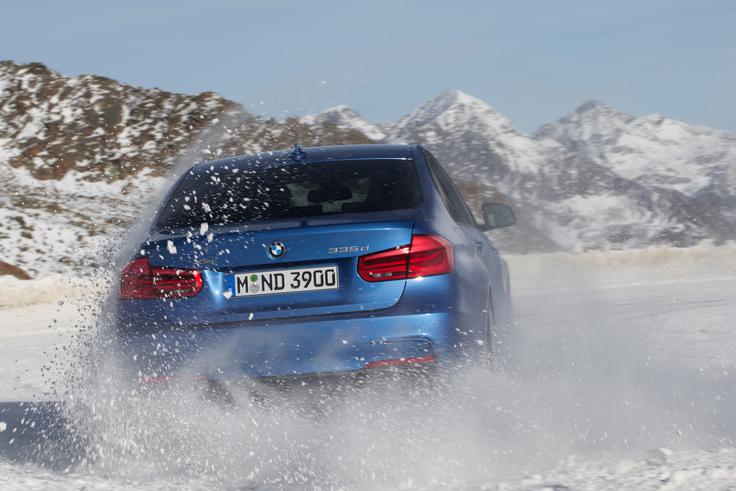 BMW Xdrive - štirikolesni pogon, reportaža BMW danes štirikolesni pogon ponuja že pri 12 različnih modelnih serijah, kar pomeni okoli 110 različnih modelov (karoserija, motor in oprema). Pravijo, da je danes že približno vsak tretji prodani BMW po vsem svetu štirikolesno gnan. | Foto: BMW