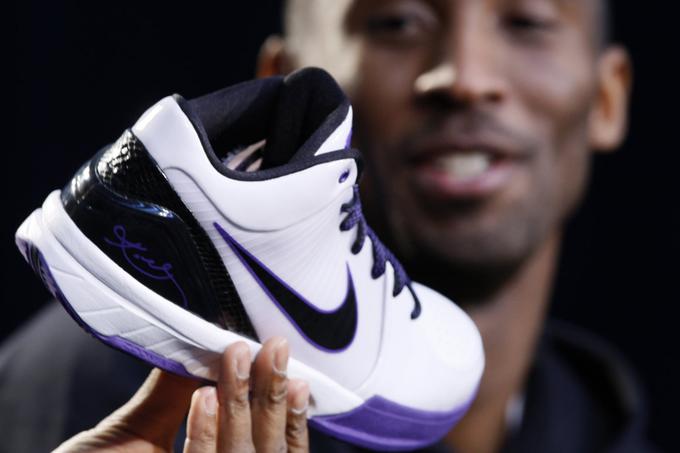 Kobe, čigar vrednost premoženja je bila pred smrtjo ocenjena na več kot pol milijarde evrov (600 milijonov dolarjev), je ogromno zaslužil s sponzorskimi pogodbami. Zanj so se potegovala svetovno znana imena, kot so Nike, Turkish Airlines in McDonald. Nikejeva športna obutev, ki nosi njegovo ime, se še danes prodaja zelo dobro. | Foto: Reuters