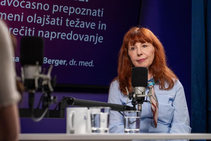 Dr. Katarina Šmuc Berger, specialistka dermatovenerologije iz Splošne bolnišnice Izola, opozarja, da se kronična venska bolezen pogosto začne veliko prej, preden postanejo krčne žile vidne. | Foto: Luka Petrič