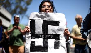 Donalda Trumpa v Kaliforniji pričakali protestniki, plaziti se je moral skozi ograjo (video)