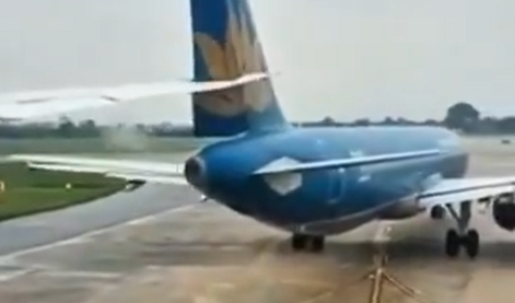 Incident na letališču: boeingovo letalo s krilom prerezalo rep Airbusa #video
