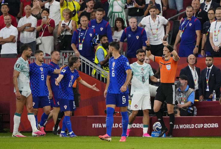 Norveški sodnik je imel na srečanju v Torontu ogromno dela. Dvoboj je bil podaljšan za skoraj 20 minut! | Foto: Reuters