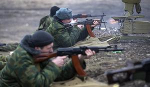 Separatisti na vzhodu Ukrajine naj bi umaknili težko orožje