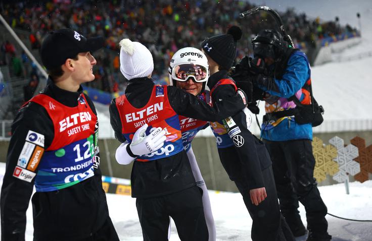 Slovenska mešana ekipa je na SP osvojila srebrno medaljo. | Foto: Reuters