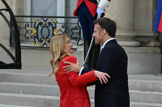 Giorgia Meloni | Francoski predsednik Emmanuel Macron je italijansko premierko Giorgio Meloni najprej poljubil na lice in jo stisnil k sebi.  | Foto Profimedia