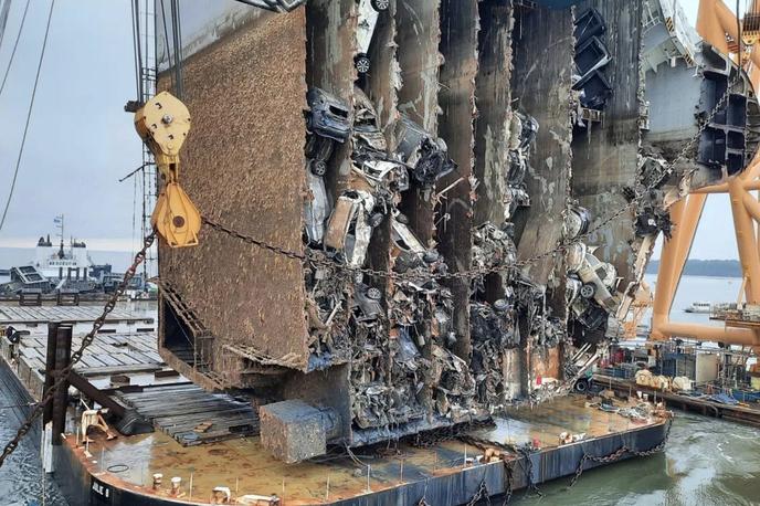 Tovorna ladja Golden Ray | Eden od osmih razrezanih delov 200-metrske ladje za prevoz avtomobilov, ki je bila v lasti Hyundaievega koncerna. | Foto Aurizn