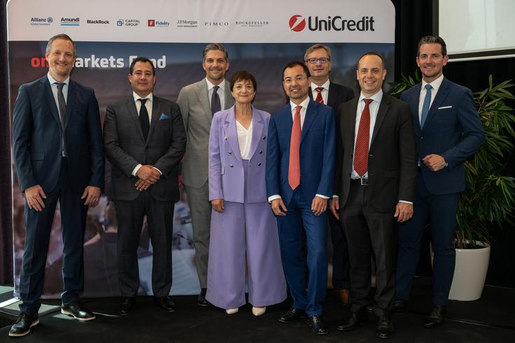 Na nedavni novinarski konferenci so predstavniki UniCredit Bank, skupine UniCredit in predstavniki družb za upravljanje, sklade onemarkets Fund predstavili širši javnosti. Onemarkets Fund v osnovi vsebuje 40 vzajemnih skladov, v Sloveniji je v prvi fazi strankam UniCredit Bank na voljo 14 izmed njih. | Foto: Klemen Razinger