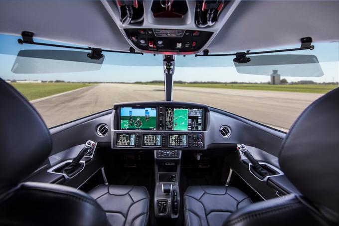 Pilotu pomaga Garminov navigacijski sistem. | Foto: Cirrus Airplanes