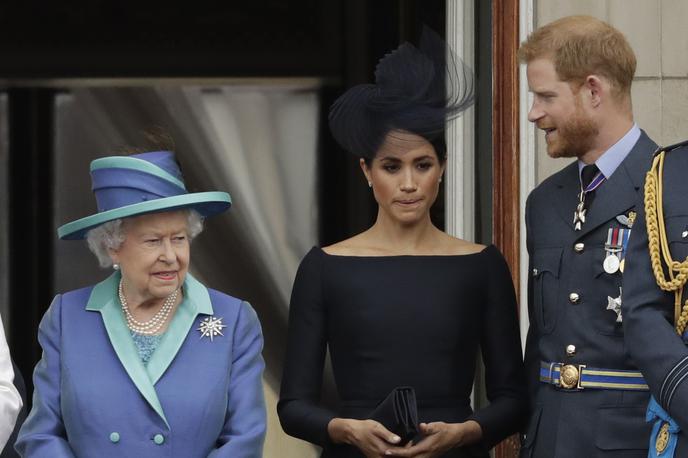 Meghan Markle, kraljica Elizabeta II. | Kraljica naj bi se močno trudila, da se ne bi povsem odrekla dolžnostim in tako oddaljila od družine, kot sta se. | Foto AP Photo/Matt Dunham, Guliverimage