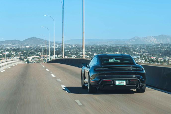 Porsche taycan | Predserijski porsche taycan na avtocesti med Los Angelesom in San Diegom v Kaliforniji. | Foto Porsche