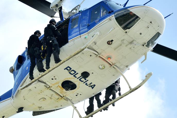 policija, helikopter | Na Obali so od srede pogrešano domačinko našli mrtvo.  | Foto STA