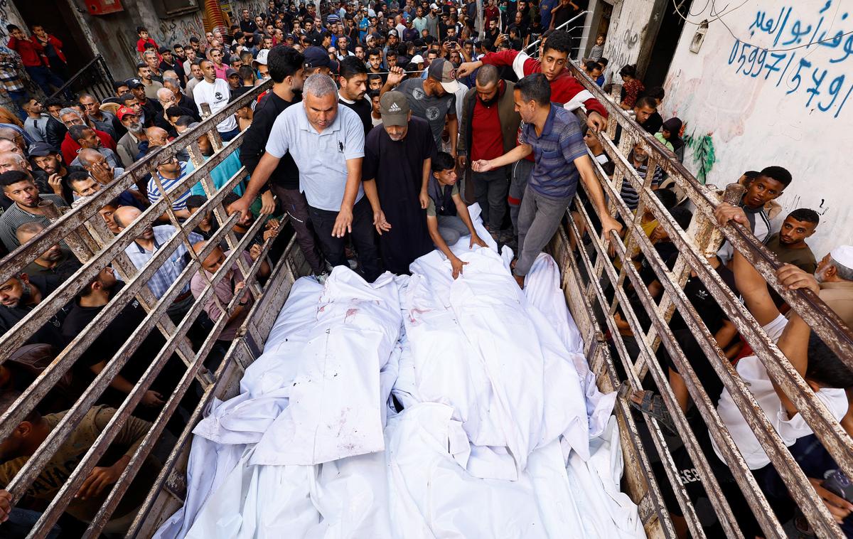 Gaza | Dogovor, ki velja od 10. oktobra, predvideva, da mora Izrael za vsako prejeto truplo talca v Gazo vrniti posmrtne ostanke 15 Palestincev. | Foto Reuters