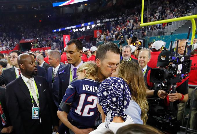 Tom Brady je po čudežnem preobratu in zmagi prejel poljub brazilske srčne izbranke Gisele Bündhen. | Foto: Getty Images