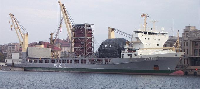 Ladja, ki je mimo Evrope peljala 200-tonski spektrometer. Črno morje je dosegla 27. oktobra 2006, le nekaj dni pozneje pa je vanjo udarila strela.  | Foto: katrin.kit.edu