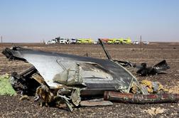 Vir: Analiza črnih skrinjic z ruskega letala nakazuje na bombo