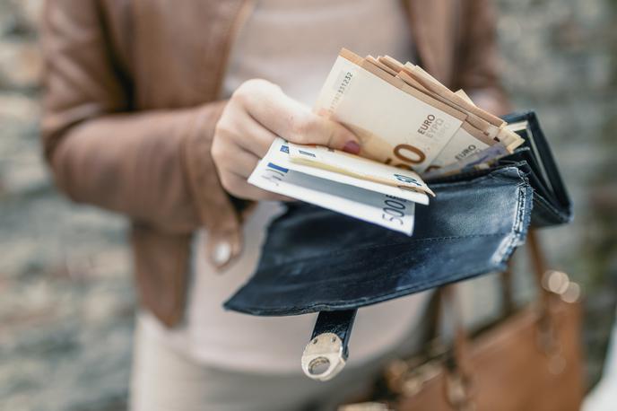 denar, evro | Slovenska gospodinjstva so konservativna, vrednost bančnih vlog in stopnja varčevanja sta visoki. V Banki Slovenije so nedavno ocenili, da bo povprečna stopnja varčevanja v letu 2020 rekordno visoka. | Foto Getty Images