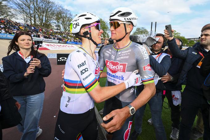 Pogačar in Mathieu van der Poel po epskem spopadu na dirki Pariz-Roubaix, kjer je Pogačar zaostal le za nizozemskim specialistom za to dirko. | Foto: Guliverimage
