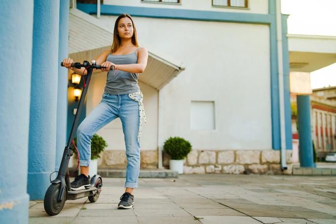 Po novem zakonu naj bi za vožnjo z električnim skirojem veljala podobna pravila kot za vožnjo s kolesom.  | Foto: Getty Images