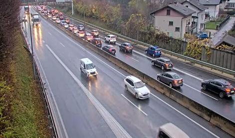 Okvara zapornic povzročila zastoje, na primorki nesreča