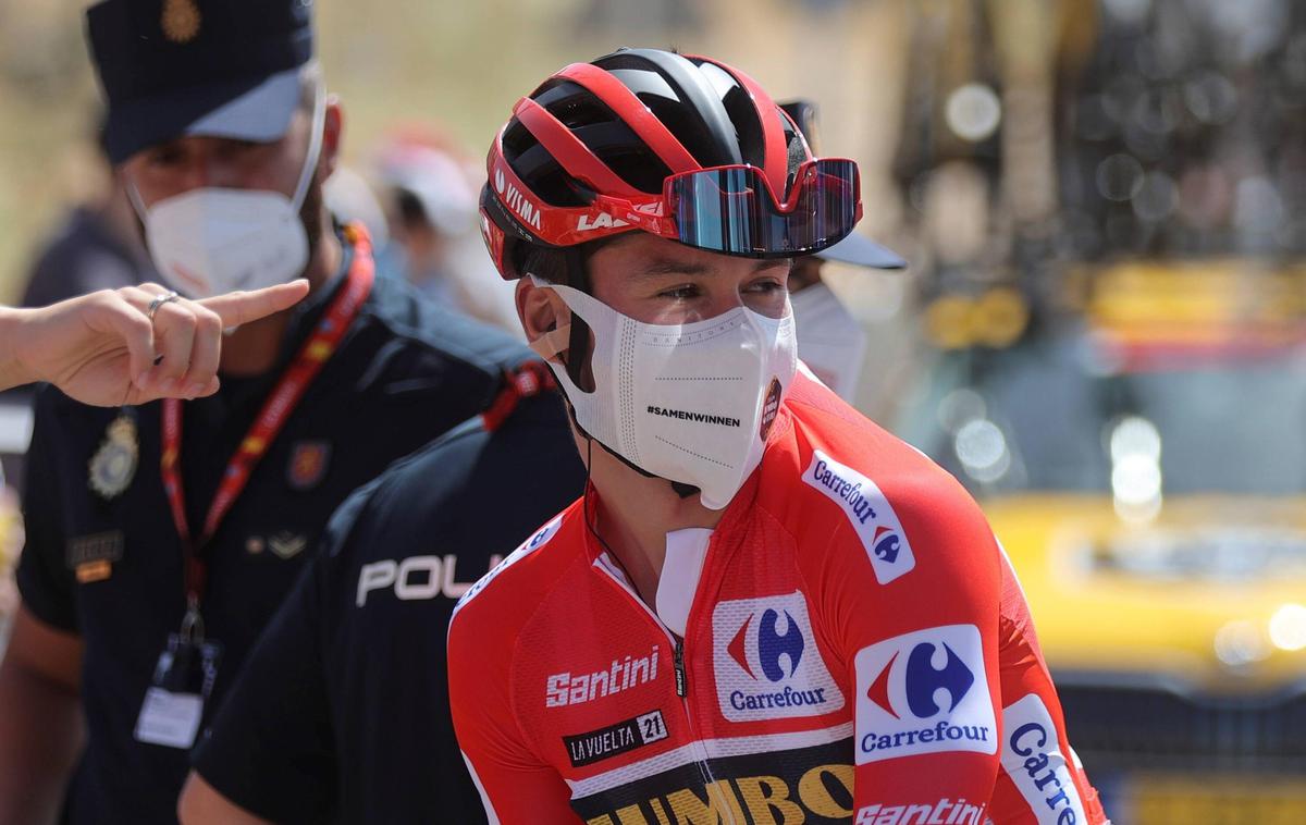 T - Primož Roglič - Vuelta 2021 | Primož Roglič je na cilj tretje etape prikolesaril v družbi največjih tekmecev za skupno zmago, a izgubil rdečo majico vodilnega, kar ni nič dramatičnega. Dirko ima še vedno pod nadzorom. | Foto Guliverimage
