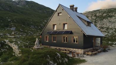 Koča na Mangrtskem sedlu (1906 m)