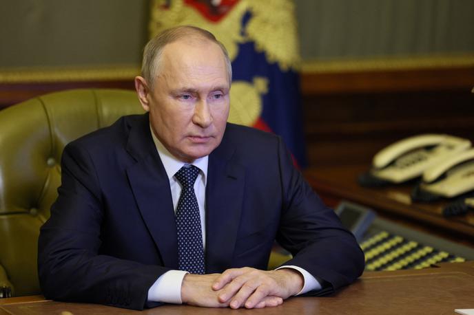 Vladimir Putin | Po besedah ruskega aktivista Vladimirja Osečkina mnogi rusko invazijo na Ukrajino vidijo celo kot izdajo, saj je 20 let celoten sistem varnostnih služb Putinu pomagal ostati na oblasti. "Zdaj se bojijo, da bo Putin ogrozil njihovo prihodnost in varnost," je pojasnil Osečkin.  | Foto Reuters